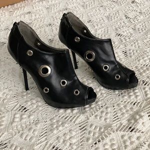 Quipid Black Heels Size 5.5